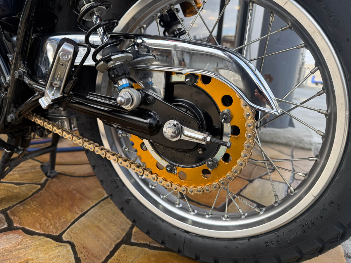 SR400のチェーン交換を520コンバートで作業させて頂きました。